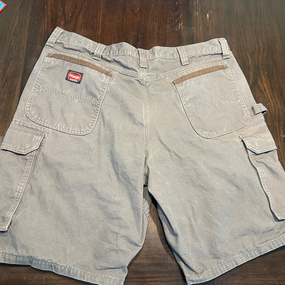 Size 40 Wrangler Men's Cargo Shorts in Gray, Washed and worn once.